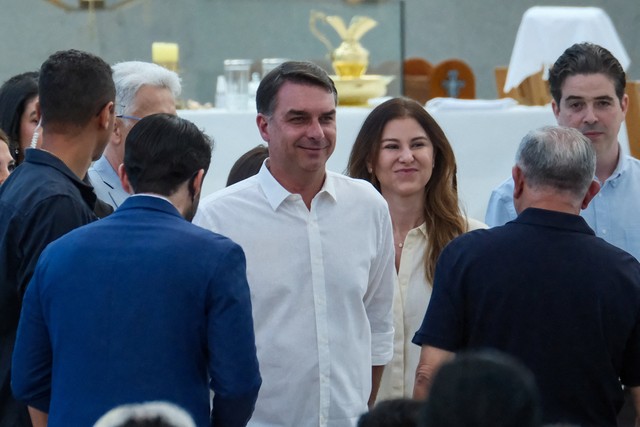 Flávio Bolsonaro foi a uma missa em honra a padroeira na Catedral de Brasília -