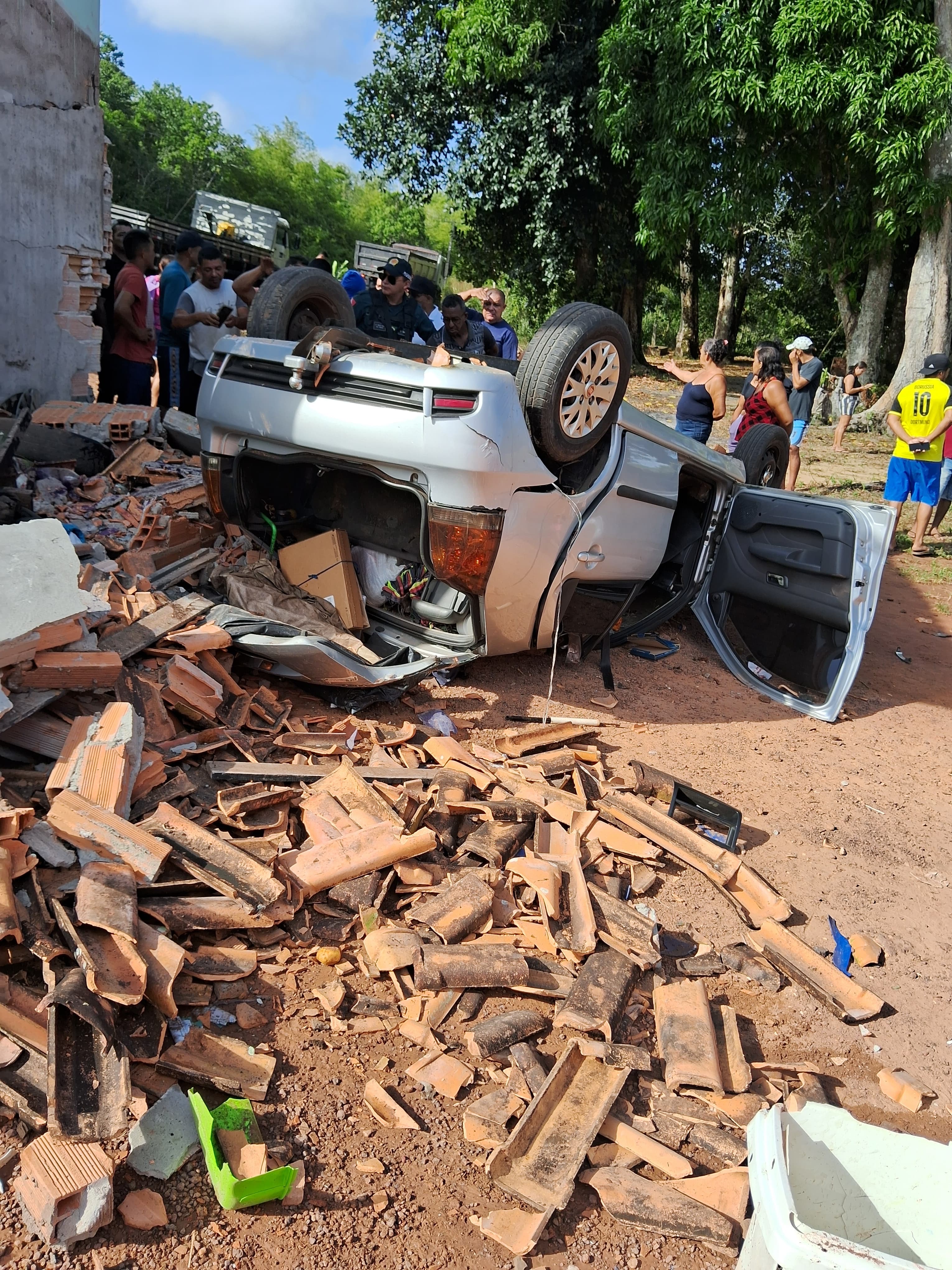Veículo capotou e atingiu a estrutura de uma construção. Segundo relatos iniciais, uma senhora morreu e um homem ficou ferido.
