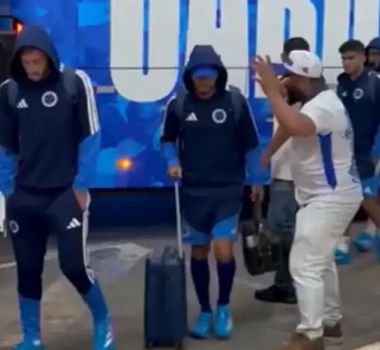 Imagem - Após derrota no Brasileirão, jogadores do Cruzeiro encaram protesto de torcedores em aeroporto