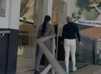 (A suspeita foi localizada em casa e conduzida à delegacia.)