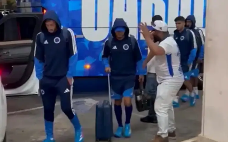 Após derrota no Brasileirão, jogadores do Cruzeiro encaram protesto de ...