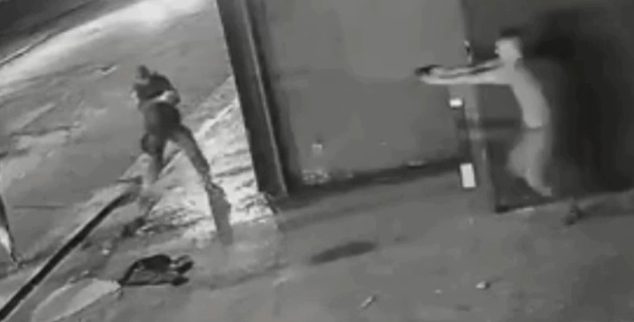 Policiais teriam confundido o celular da vítima com uma arma.