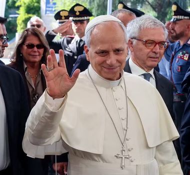 Imagem - Papa Leão XIV volta a caminhar e comer após cirurgia para retirar tumor no pulmão