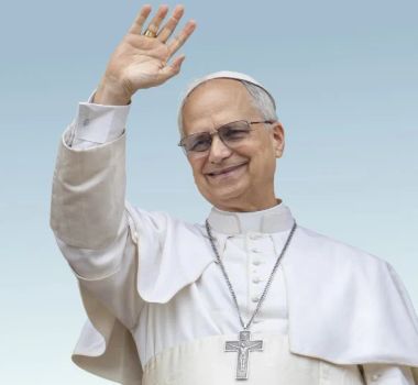 Imagem - Papa Leão XIV aparece pela 1ºvez na Praça de São Pedro após cirurgia no pulmão