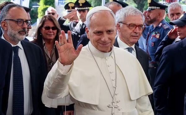 Papa Leão XIV volta a caminhar e comer após cirurgia para retirar tumor no pulmão