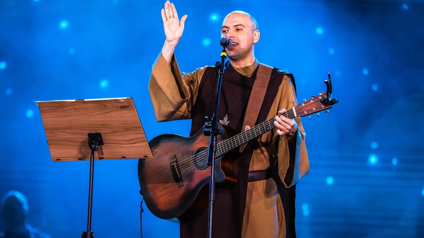 De transmissões da madrugada a cantor, conheça a história do Sacerdote Frei Gilson, que faz o maior sucesso nas redes sociais