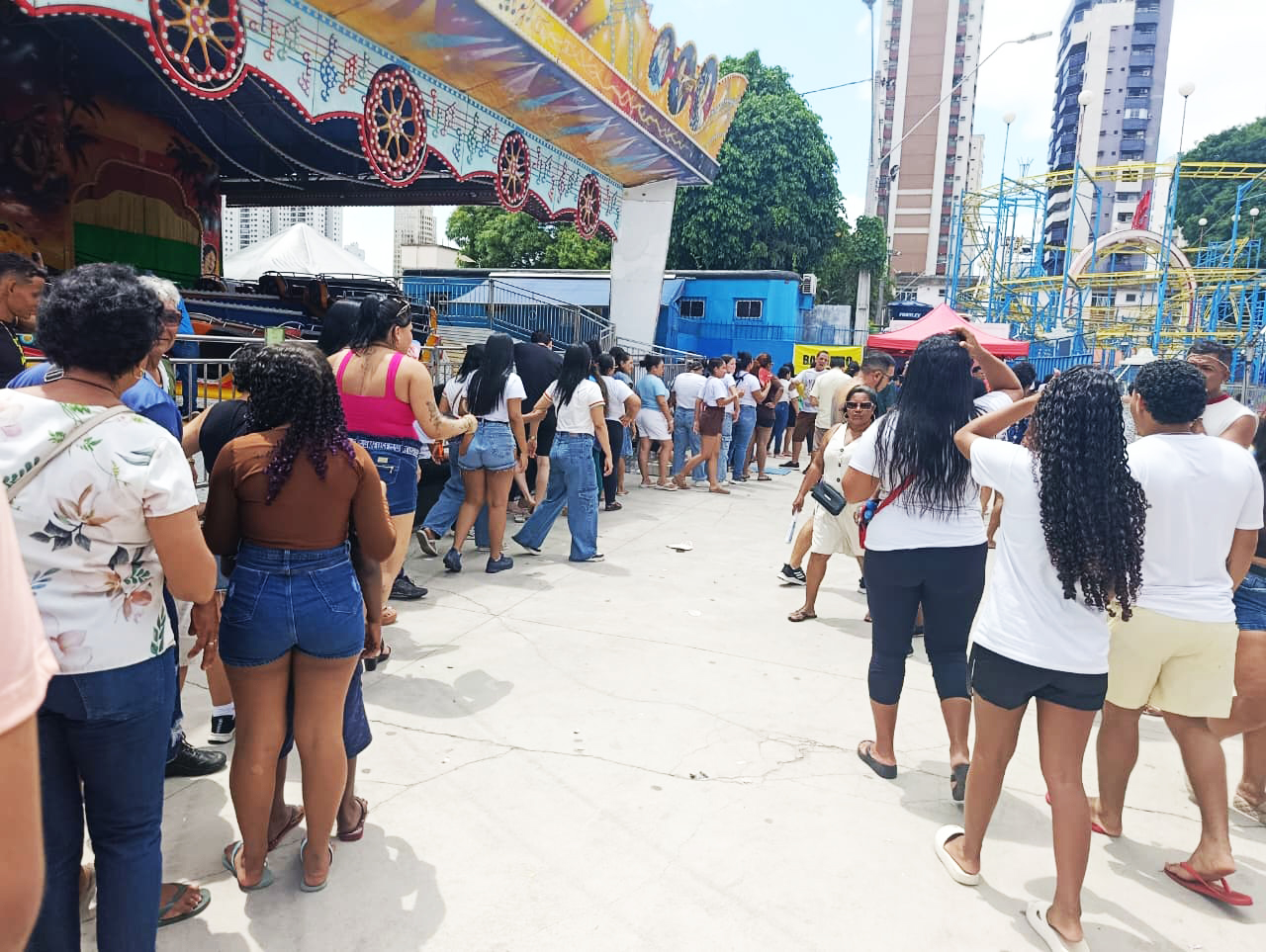 Fila para usar banheiro instalado próximo ao Parque de Diversões