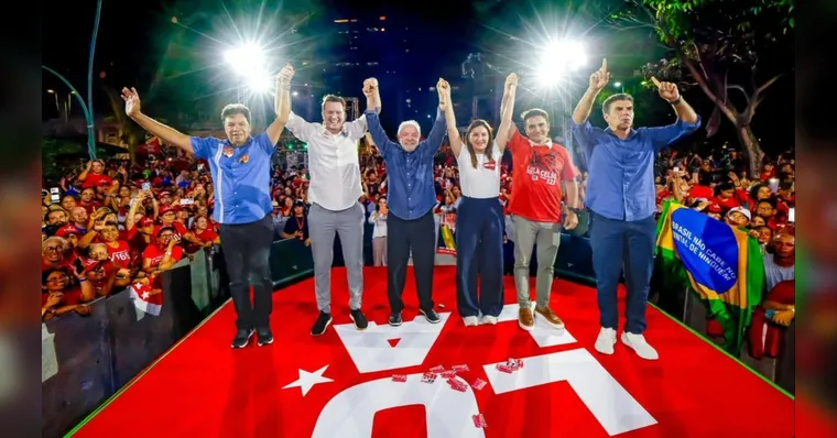 Lula (ao centro) com Hana Ghassan, Chicão e Helder em comício na Praça da República ás vésperas do primeiro turno.