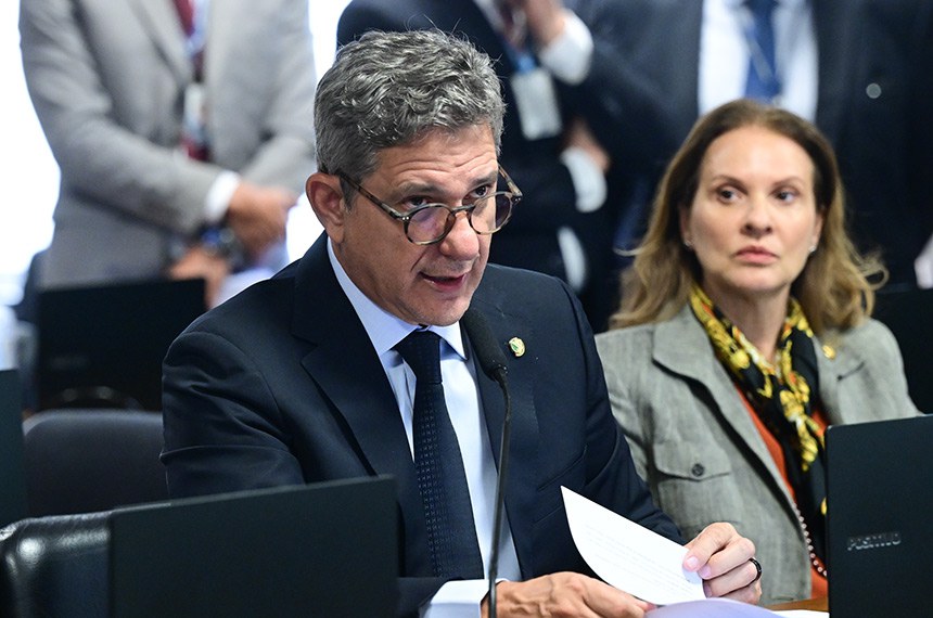 O senador Rogério Carvalho relatou a PEC.