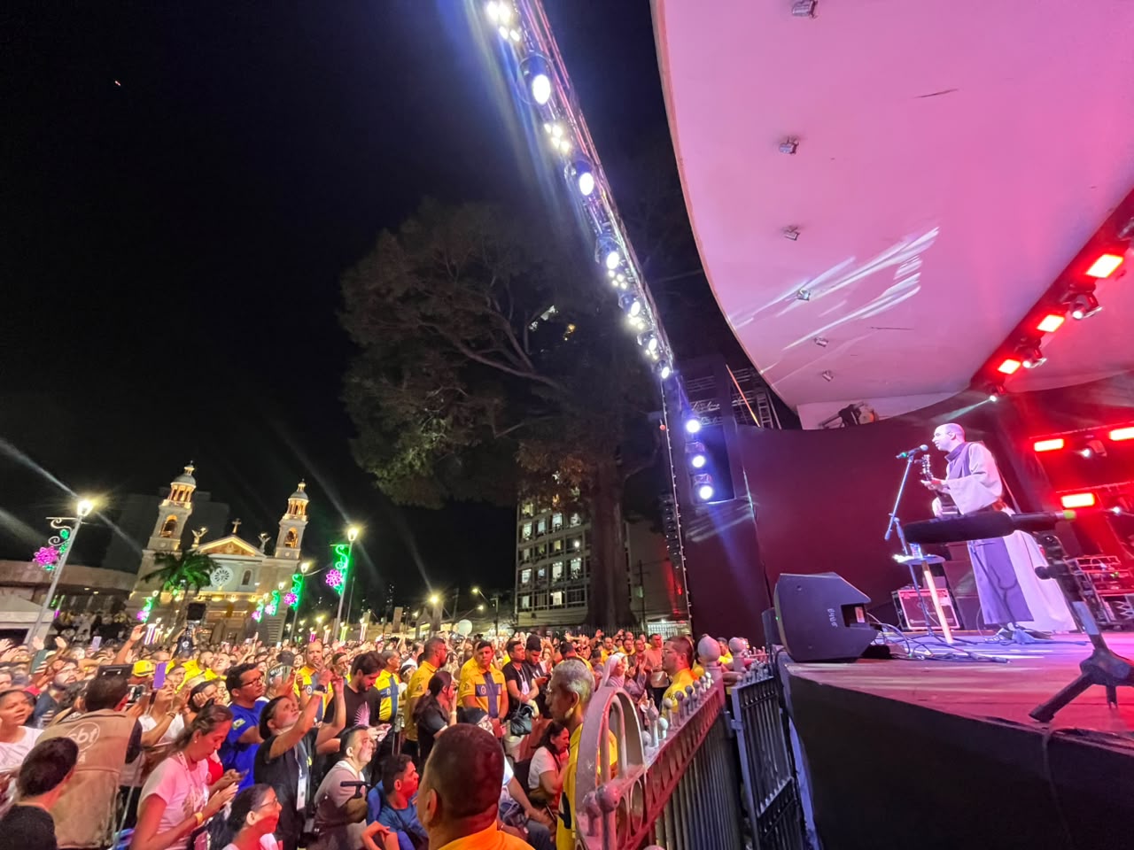 (Praça do Can lotada durante o show do Frei Gilson, em Belém) 