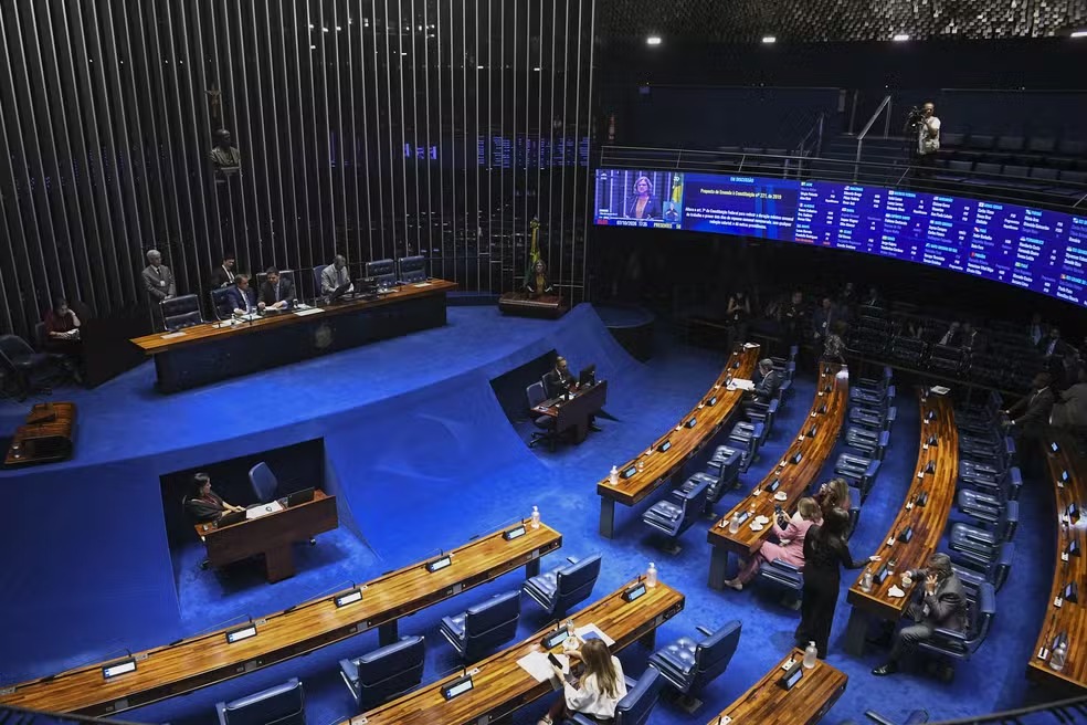 Proposta prevê redução da jornada semanal de 44 para 40 horas e dois dias de folga remunerados.

