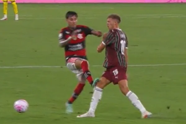 Volante do Flamengo pode pegar até seis jogos de suspensão por falta em Rodrigo Castillo, enquanto Mattheus Montenegro corre risco de afastamento por até 180 dias após críticas à arbitragem.