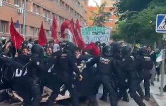 Confronto entre polícia e universitários marca protesto contra governo Milei em Buenos Aires
