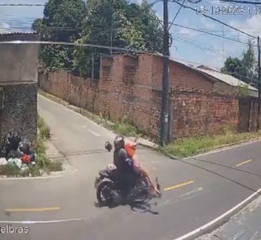Imagem - Mulher é arremessada por moto enquanto tentava fazer curva com bicicleta no Tenoné, em Belém