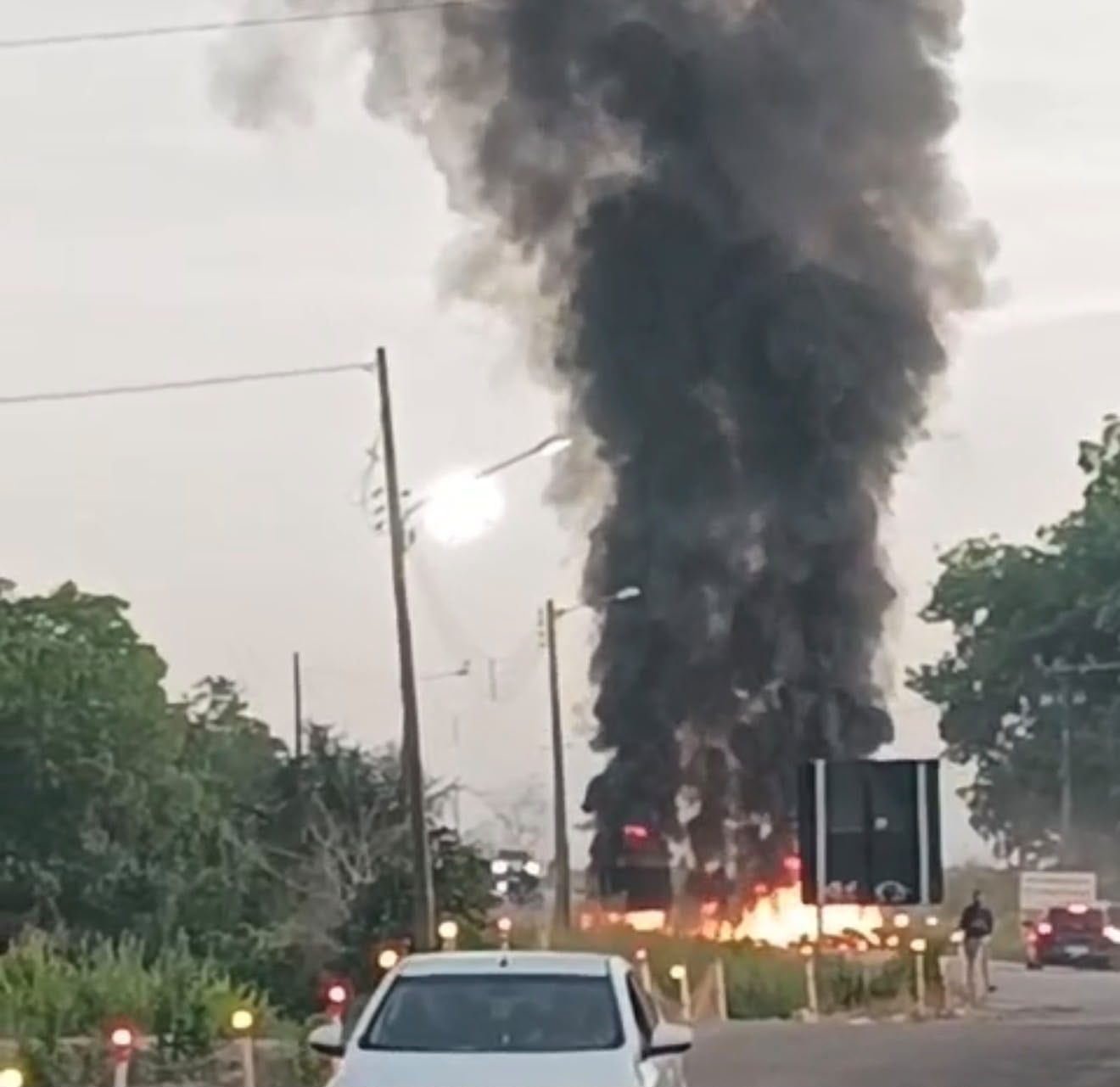 Buracos, poeira e falta de manutenção dificultam a passagem de veículos e causam transtornos aos motoristas.