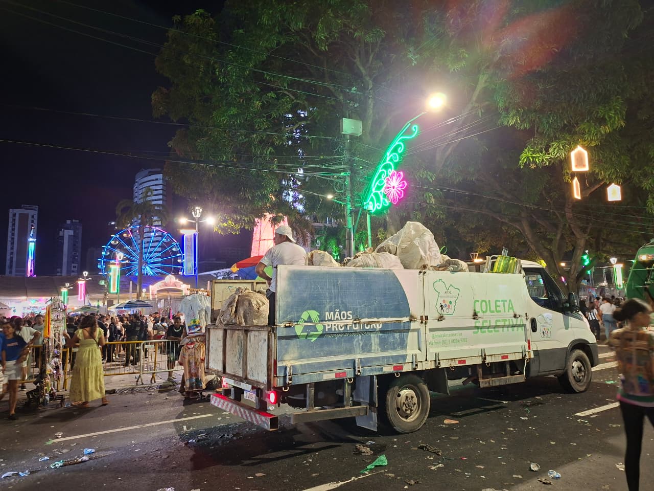 Coleta de lixo reciclável  foi feita durante a Trasladação e a Romaria Principal do Círio