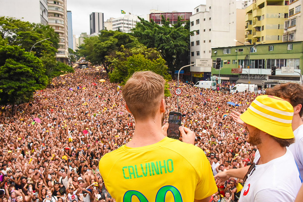 Depois de uma sequência de artistas femininas, Copacabana agora receberá gratuitamente uma atração masculina