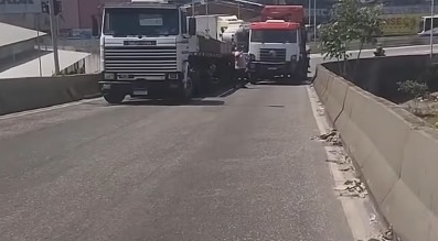 Engavetamento foi tão intenso que toda a via foi bloqueada -