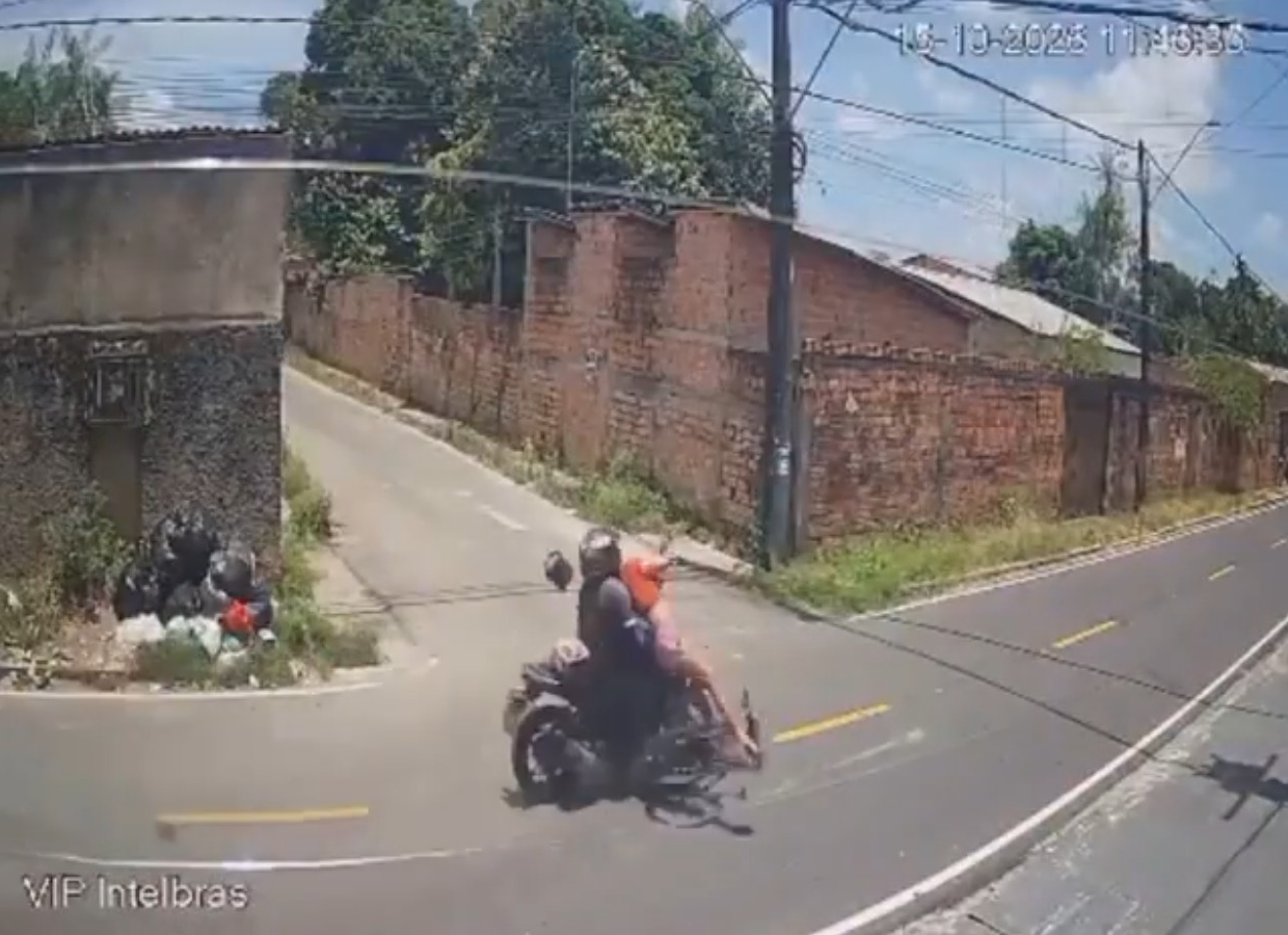 Mulher bateu a cabeça no asfalto após a batida, Motociclista prestou socorro -