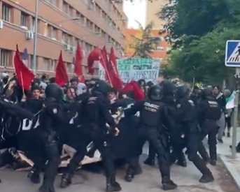 (Os manifestantes cobram o cumprimento de compromissos assumidos pelo governo para amenizar a crise financeira enfrentada pelo setor educacional.)