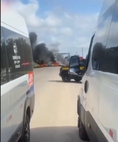 Passageiro faz necessidades em van durante bloqueio da BR-010