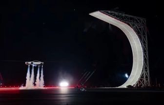 Tesla apresenta novo Roadster com propulsores e promete aceleração de menos de um segundo