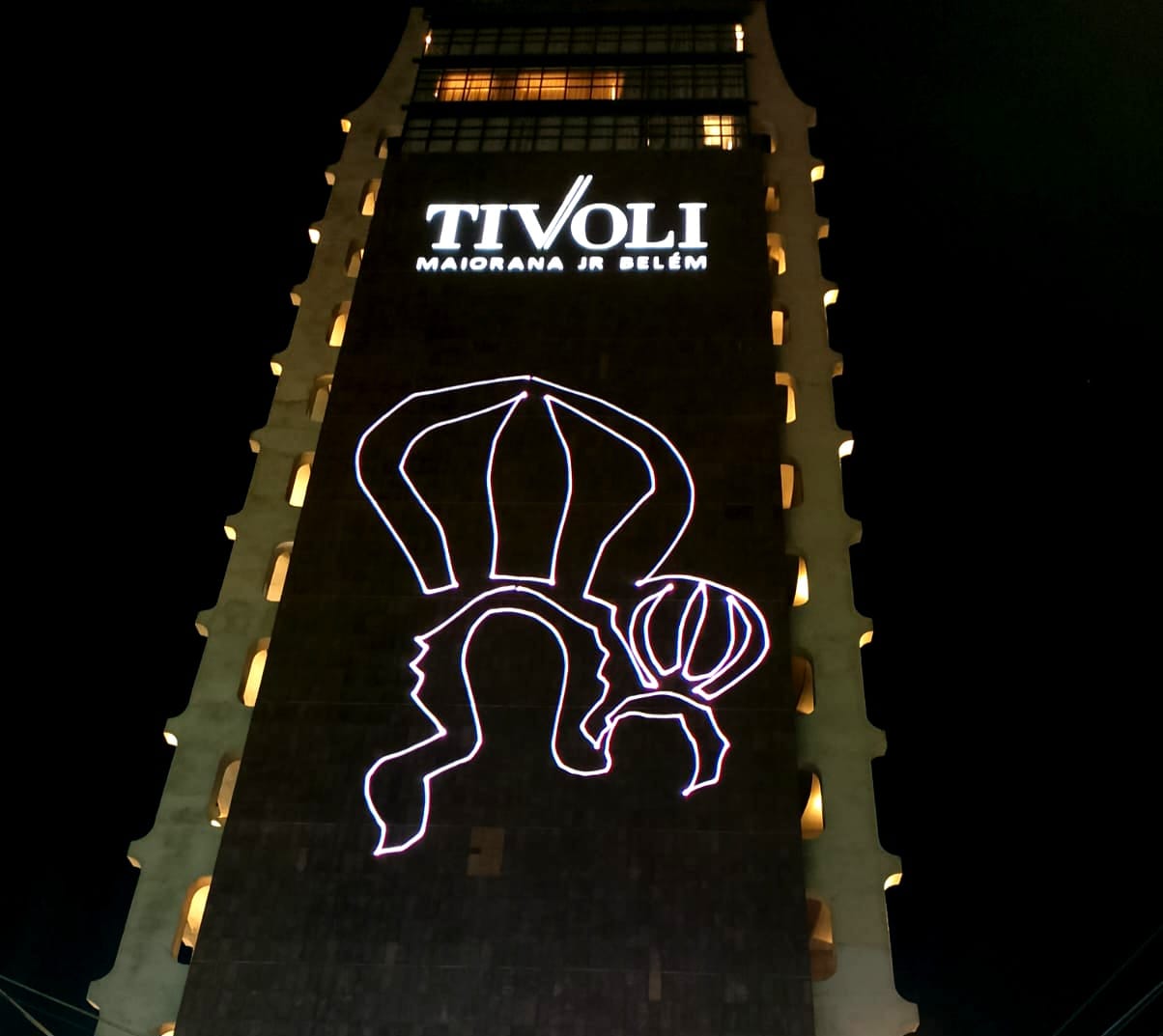 A tradicional "Sacada do Círio" desta vez foi no Hotel Tivoli Maiorana Jr. , que recebeu uma linda projeção em homenagem a padroeira dos paraenses. 