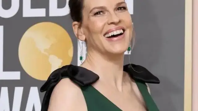 Atriz compartilhou a novidade nas redes sociais ao lado do marido, Philip Schneider, e dos filhos gêmeos, de três anos.