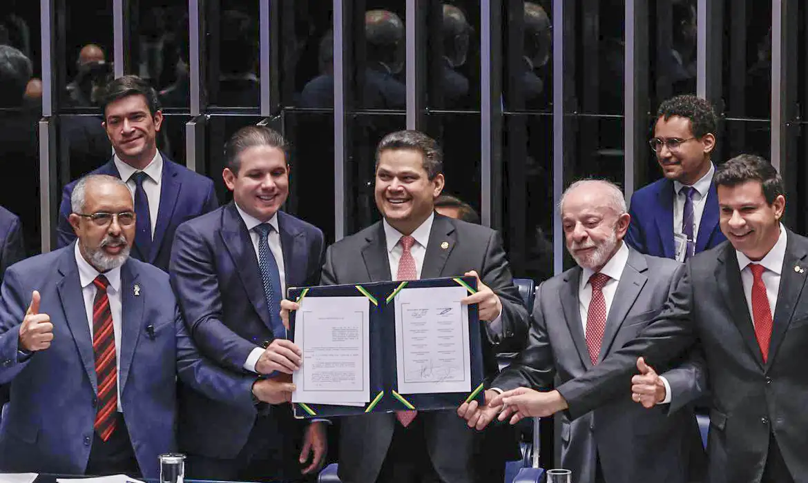 Emenda à Constituição estabelece redução gradual da jornada máxima de 44 para 40 horas semanais, sem corte salarial; cerimônia foi realizada nesta sexta-feira (16), no Senado Federal.