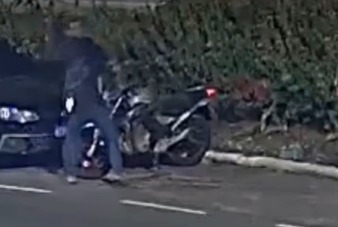 (Um casal foi alvo de um assalto na Avenida Duque de Caxias.)