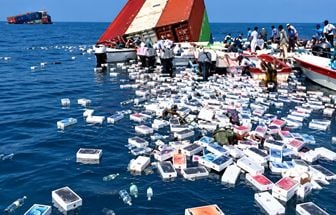 “Mar de iPhones”: naufrágio de cargueiro deixa celulares e perfumes à deriva no Estreito de Ormuz
