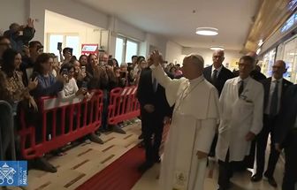 Papa Leão XIV recebe alta após cirurgia para retirada de tumor no pulmão