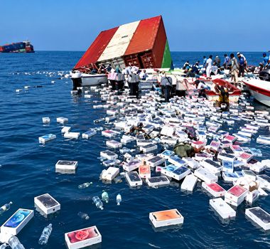 Imagem - “Mar de iPhones”: naufrágio de cargueiro deixa celulares e perfumes à deriva no Estreito de Ormuz