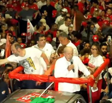 Imagem - Lula acusa Globo de agir contra sua candidatura após almoço com Flávio Bolsonaro