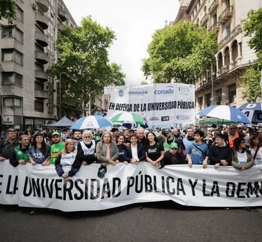 Imagem - Protesto por financiamento das universidades termina em confronto com a polícia na Argentina