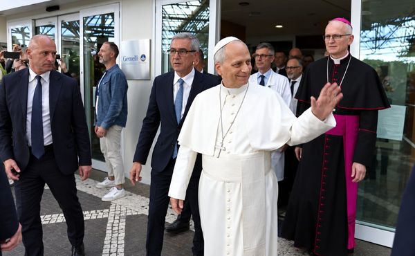 Papa Leão XIV volta ao Vaticano após cirurgia de câncer