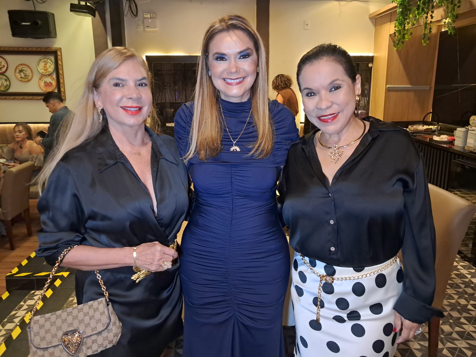 A aniversariante com Sandra Silva e Silvia Bezerra