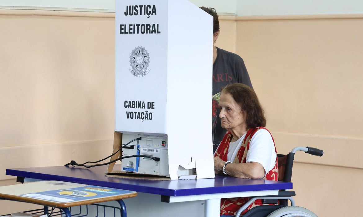Alterações atingem menos de 1% das seções eleitorais do país e foram motivadas por reformas, problemas de acessibilidade e danos causados pelas chuvas. Eleitores devem conferir o local de votação antes de sair de casa.
