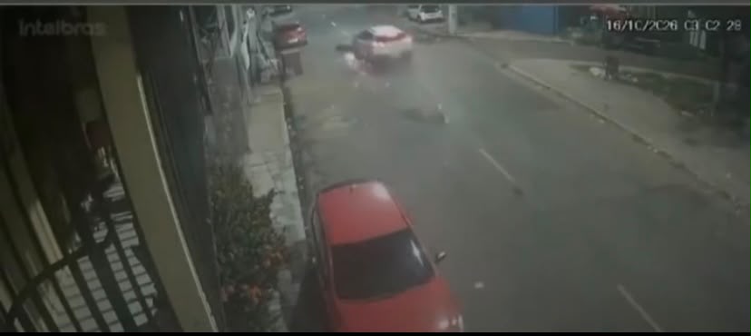 Câmeras de segurança registraram o acidente no bairro da Pedreira. Suspeito foi preso em flagrante após ser contido por moradores.