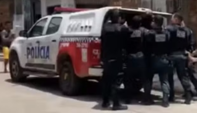 Familiares de Carlos Fabricio Pereira Costa afirmam que ele foi agredido por policiais antes de morrer. A corporação apresenta outra versão sobre a ocorrência; moradores protestaram e bloquearam a Avenida Perimetral para cobrar justiça.