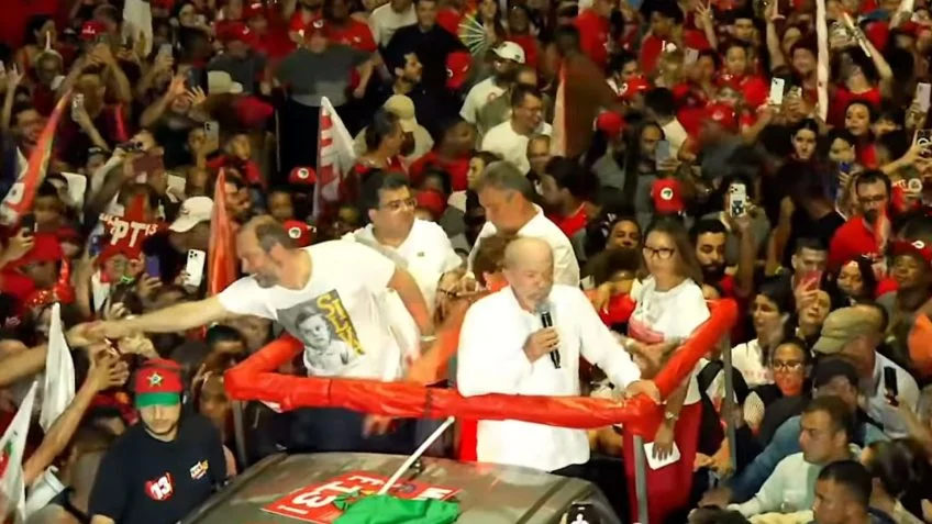 Lula discursa durante ato de campanha em Ipatinga, em cima de carro com vários apoiadores.