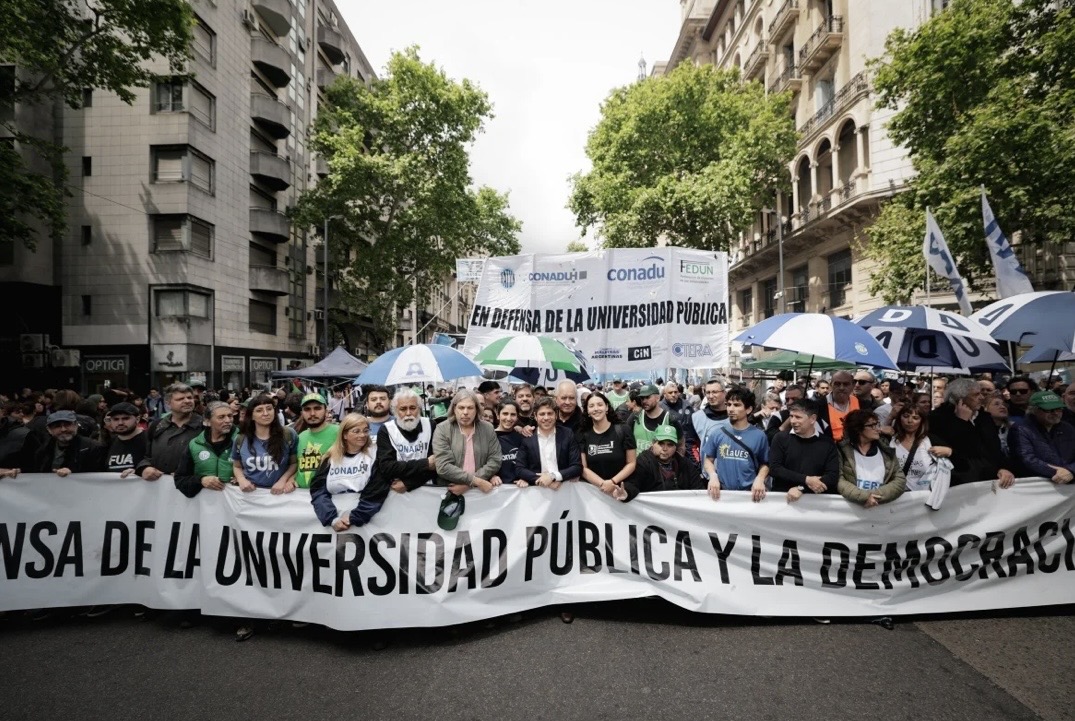 Milhares de estudantes, professores e trabalhadores universitários foram às ruas de Buenos Aires, na Argentina, na quinta-feira (15), para exigir o cumprimento da Lei de Financiamento Universitário -