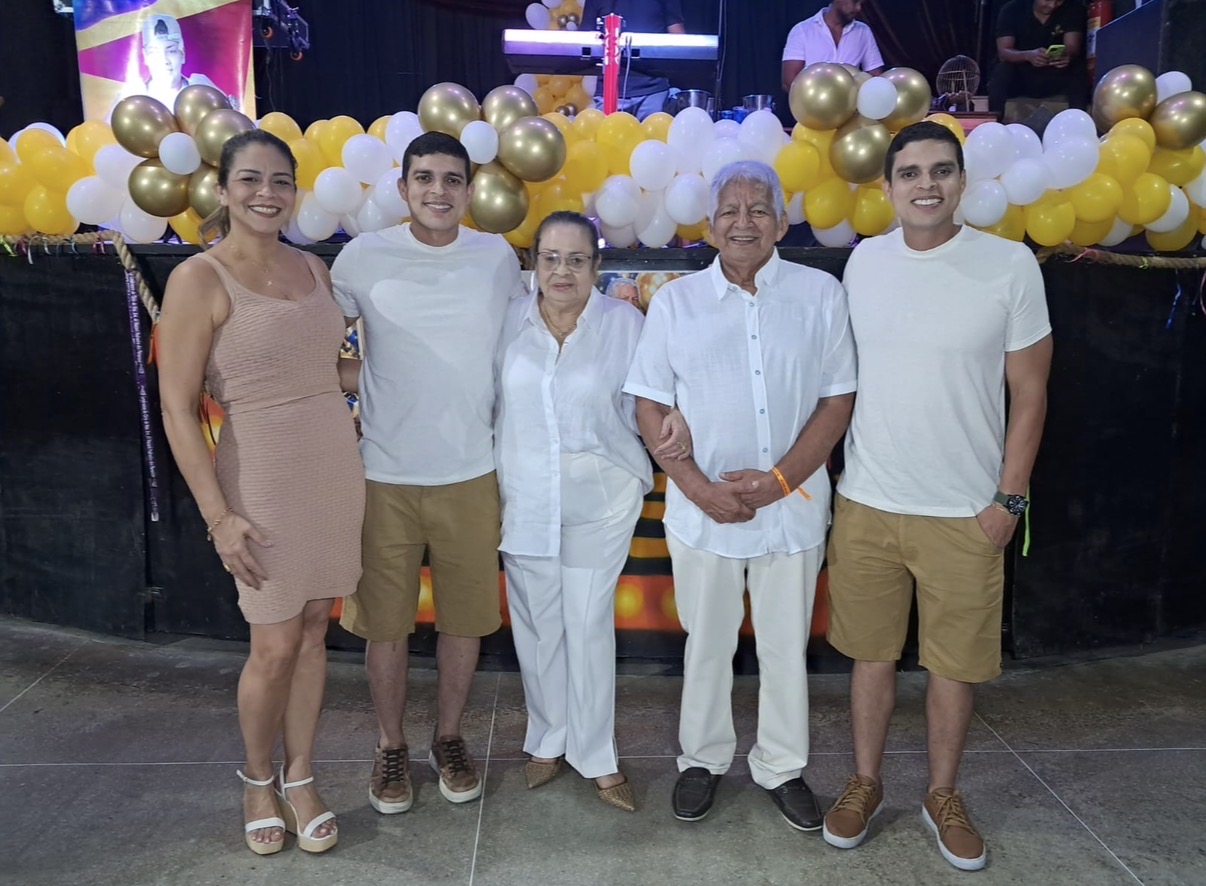 No domingo marcado pelo Círio, Nadir Neves comemorou a chegada dos seus gloriosos 80 anos. As comemorações foram em família. 

