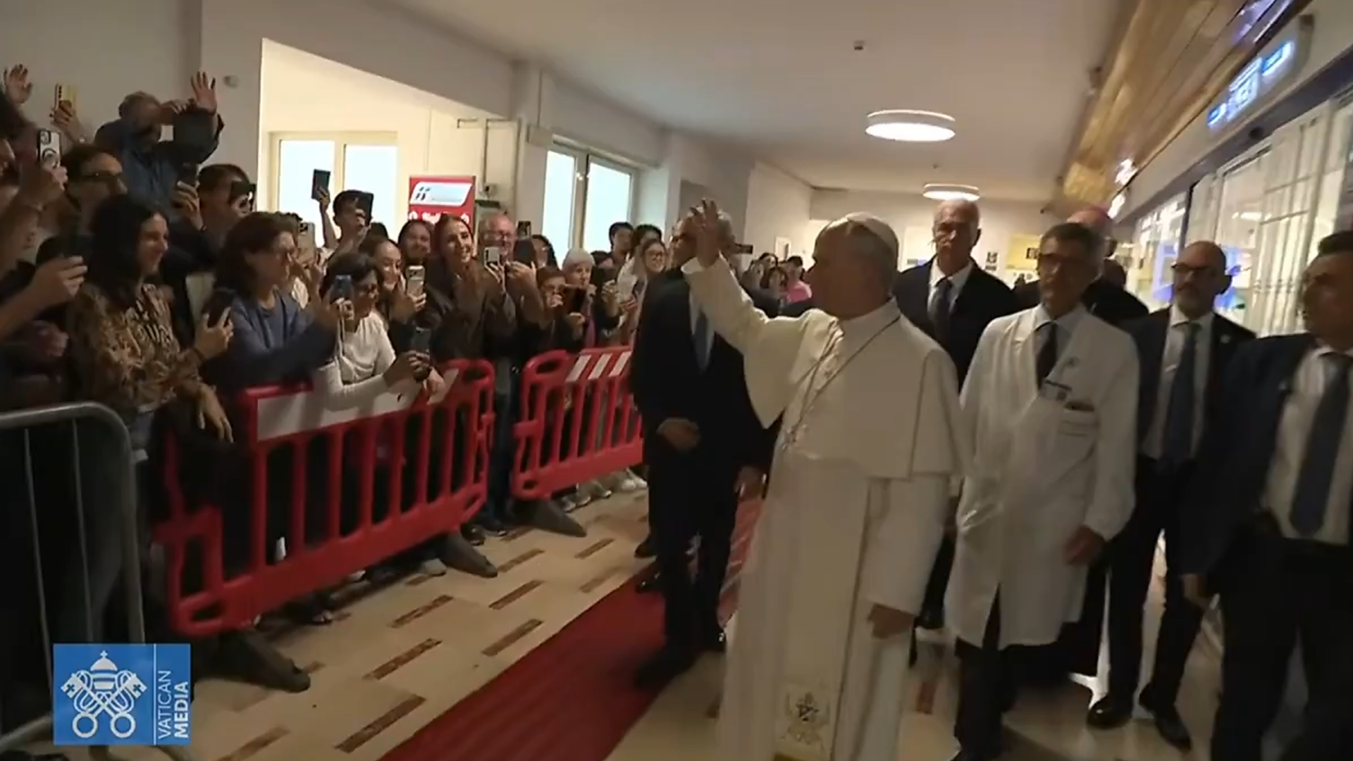 O papa Leão XIV recebeu alta hospitalar neste sábado. Ele foi aplaudido nos corredores do hospital onde estava internado.