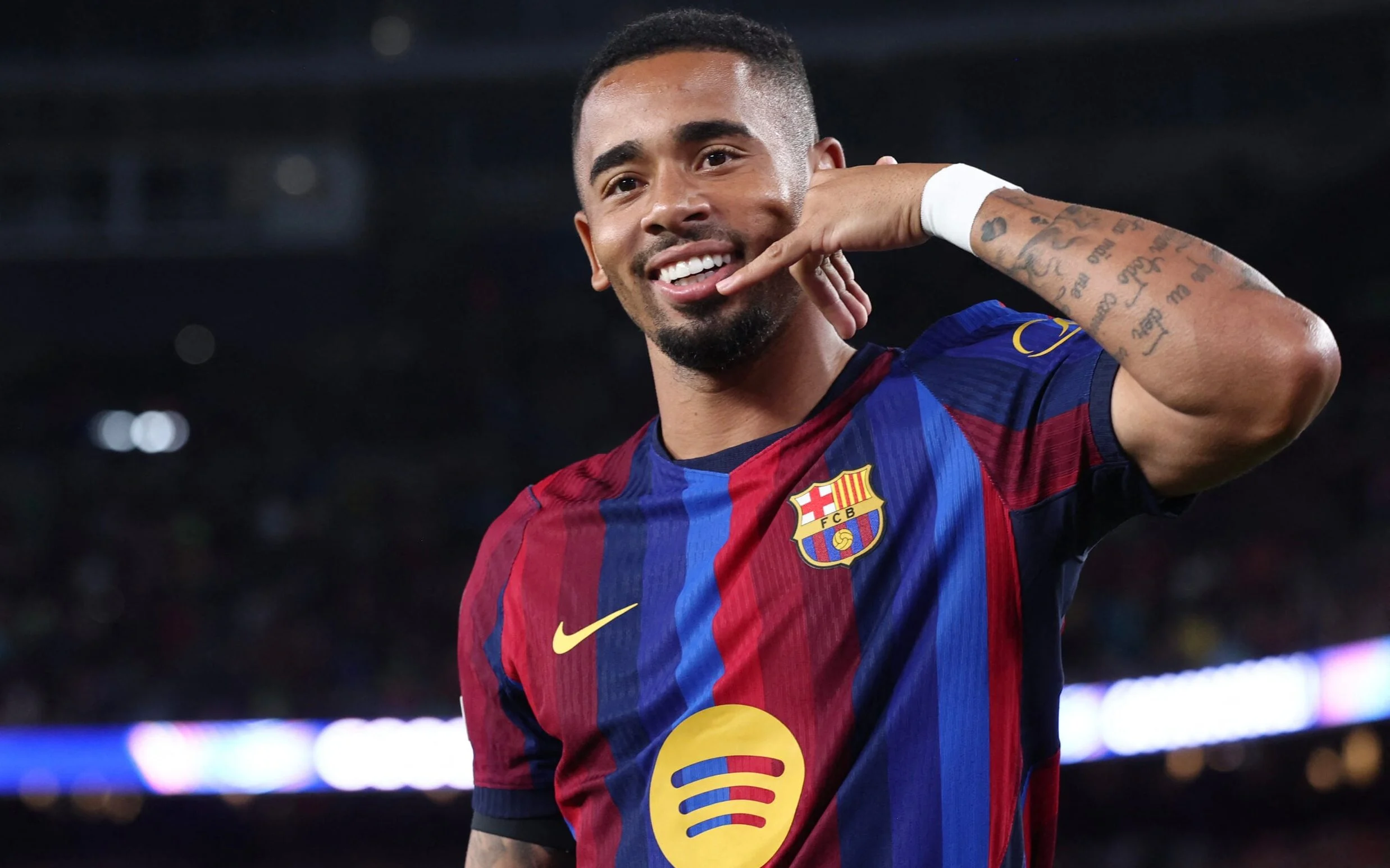 Partida teve gol anulado, expulsão e emoção até o segundo tempo. Raphinha voltou aos gramados após lesão, e o time catalão manteve a liderança do Campeonato Espanhol.