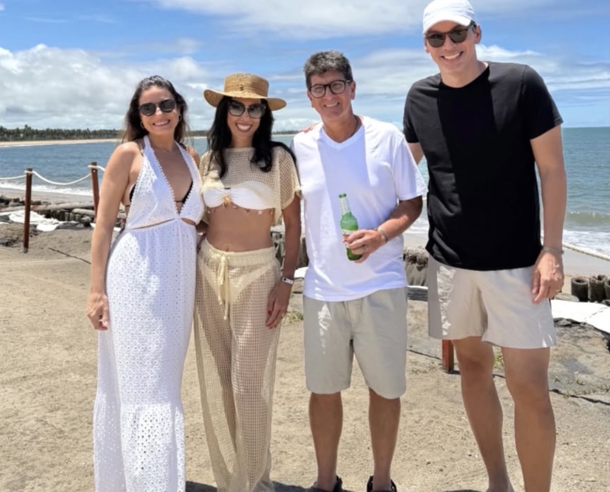 Paula e Lula Rocha festejando a vida do casal Dani Andaluza e Oscar Faciola Pessoa. Aliás, Paula já deu início a programação de outubro das aulas de artesanato, nas duas unidades do seu armarinho Arte&Costura.

