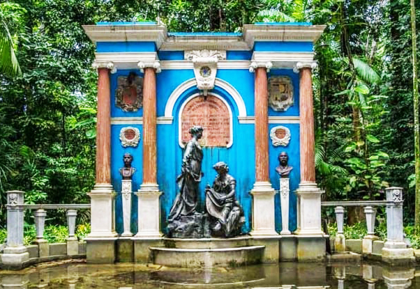 Pontos turísticos, como o Bosque Rodrigues Alves, atraem visitantes