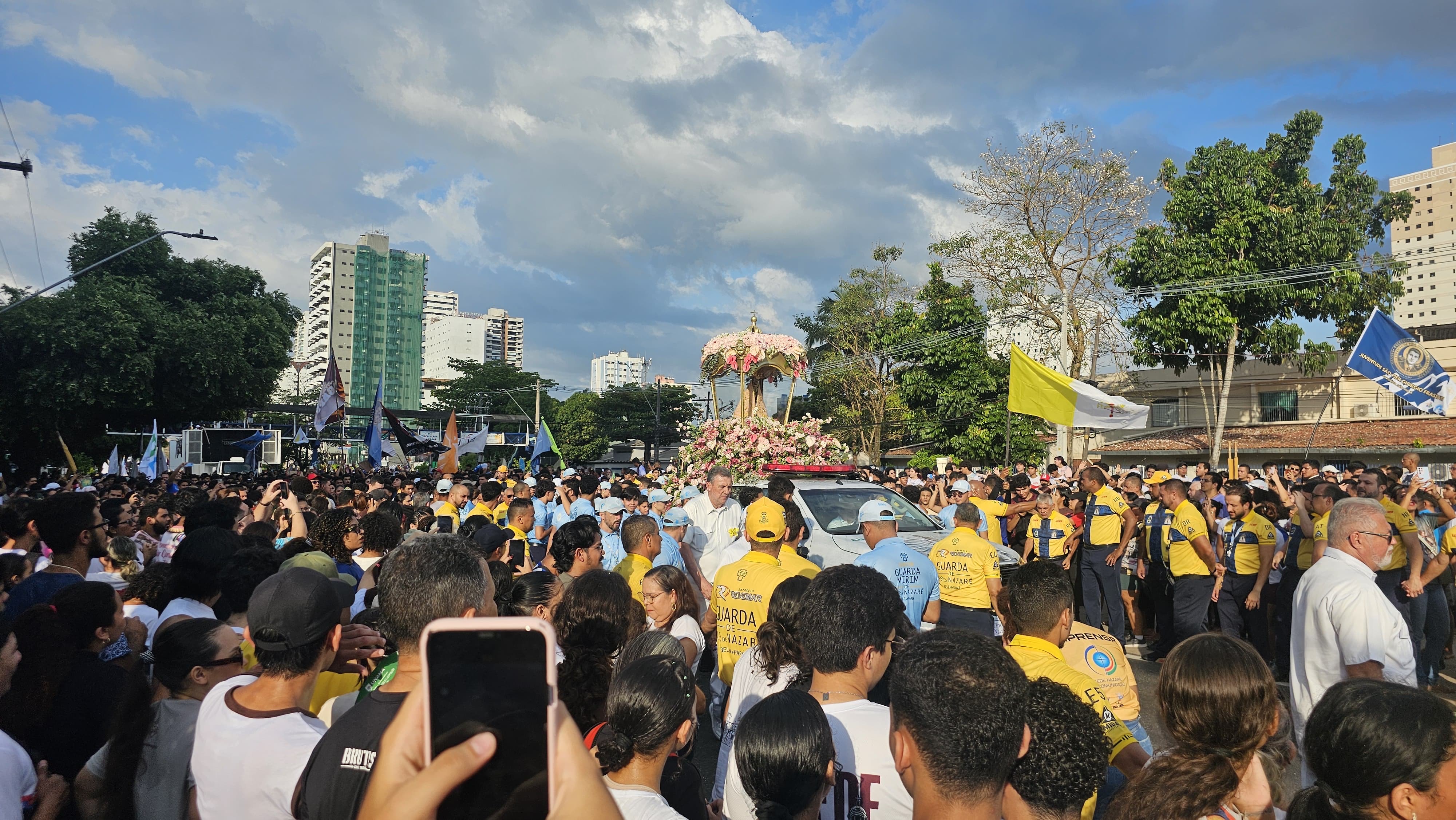 Procissão reuniu jovens e devotos neste sábado (17), com homenagens a Nossa Senhora de Nazaré -