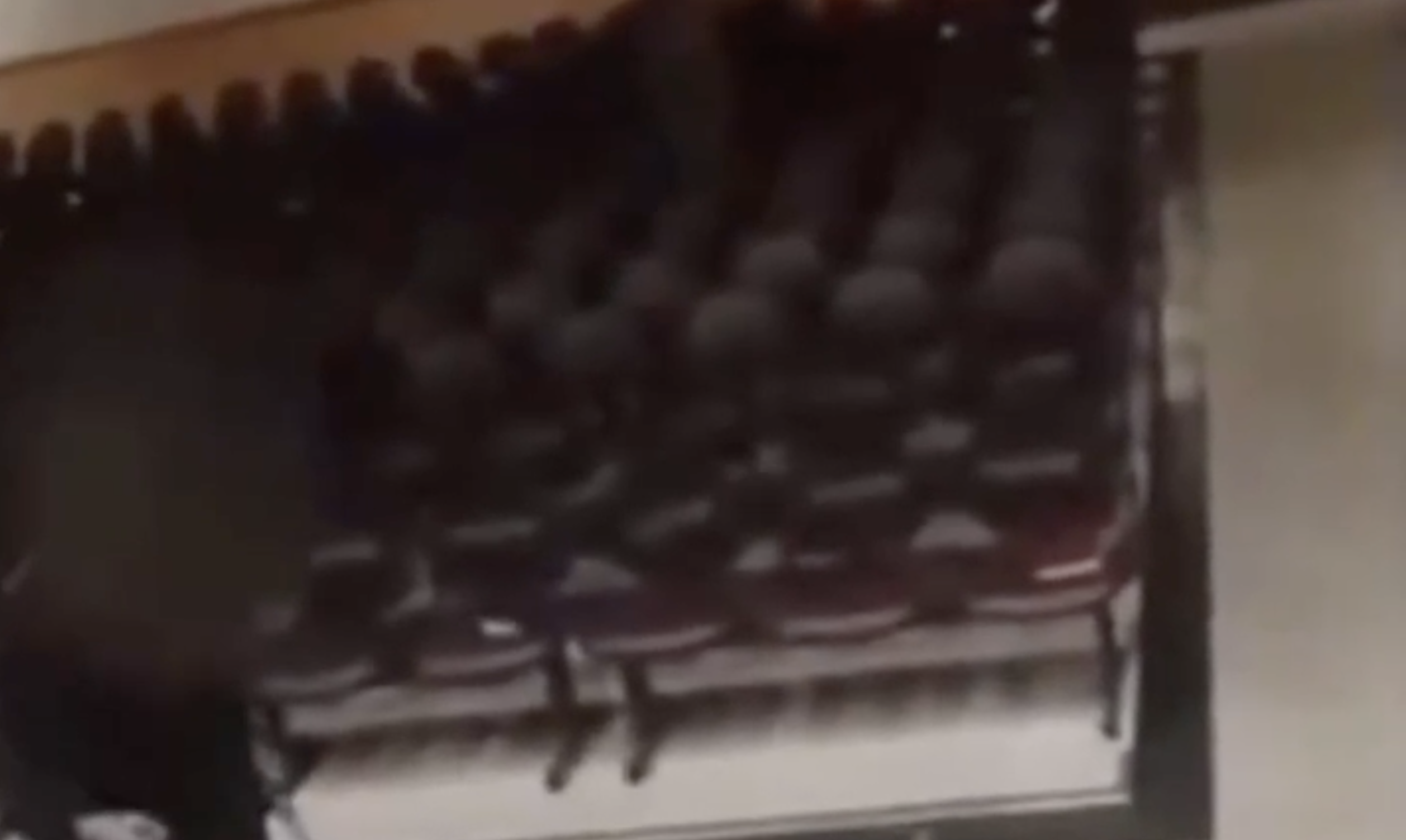 Suspeita atirou contra equipamentos e jogou objetos no chão dentro de um templo da Igreja do Evangelho Quadrangular, em Governador Valadares.