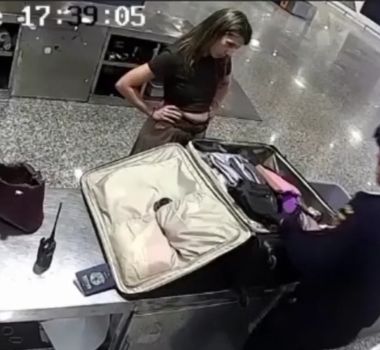 Imagem - Vídeo mostra abordagem de brasileira presa com cocaína líquida em Bali, na Indonésia